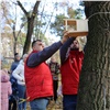 В Центральном парке Красноярска волонтеры собрали орехи и утеплитель для местных белок