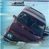 На Красноярском море «Нива» провалилась под лед 