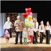 «Любовь в стиле Disco» и букеты цветов: многодетных мам Центрального района Красноярска поздравили с 8 Марта