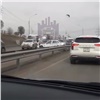 В Красноярске на Игарской столкнулись два автомобиля. Движение затруднено (видео)