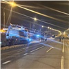 Грузовик уронил опору светофора под Красноярском и перекрыл федеральную трассу