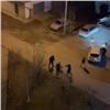 В Красноярске полуголый мужчина кричал и кидался на людей в Советском районе (видео)