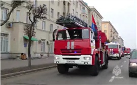 По Красноярску прошел парад пожарных машин (видео)