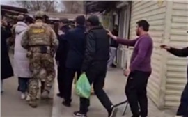 В Красноярске силовики устроили облаву на рынке и задержали 135 мигрантов (видео)