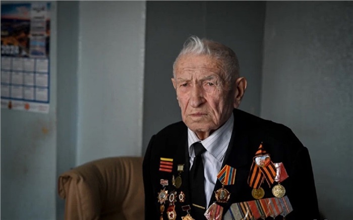 «В 16 лет я месяц шел до Махачкалы под обстрелами»: история 99-летнего красноярского ветерана ВОВ