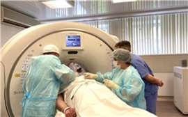 «Впервые вживили электрод»: красноярские нейрохирурги спасли пациента от хронической лицевой боли