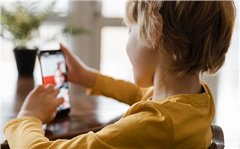 «Безопасные прогулки в интернете»: как настроить смартфон ребенка и что объяснить