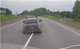 На трассе под Красноярском неадекватный водитель ехал без колеса (видео)