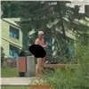 В центре Красноярска голый пенсионер пил пиво на улице и пугал детей (видео)