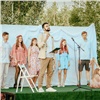 Показ мод, живая музыка и мини-спектакль: в Красноярске пройдет третий масштабный фестиваль от проекта «Амфибрахий на траве»