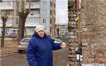 «Я в трещину могу ладонь просунуть»: как живут красноярцы в аварийном доме, где срок расселения увеличили на 5 лет