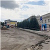 В Красноярске начали ремонтировать парковку у популярного торгового центра
