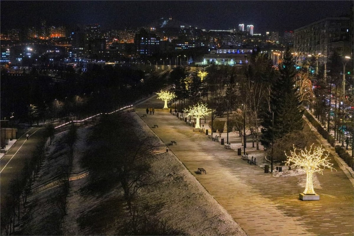 Красноярск. Праздничная иллюминация на левом берегу.