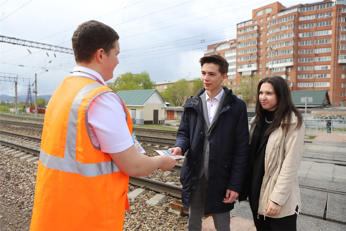 В Красноярске дети спасли потерявшего сознание на рельсах