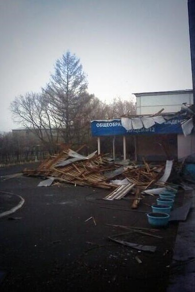 Учеников красноярского лицея эвакуировали из-за унесенной ветром крыши
