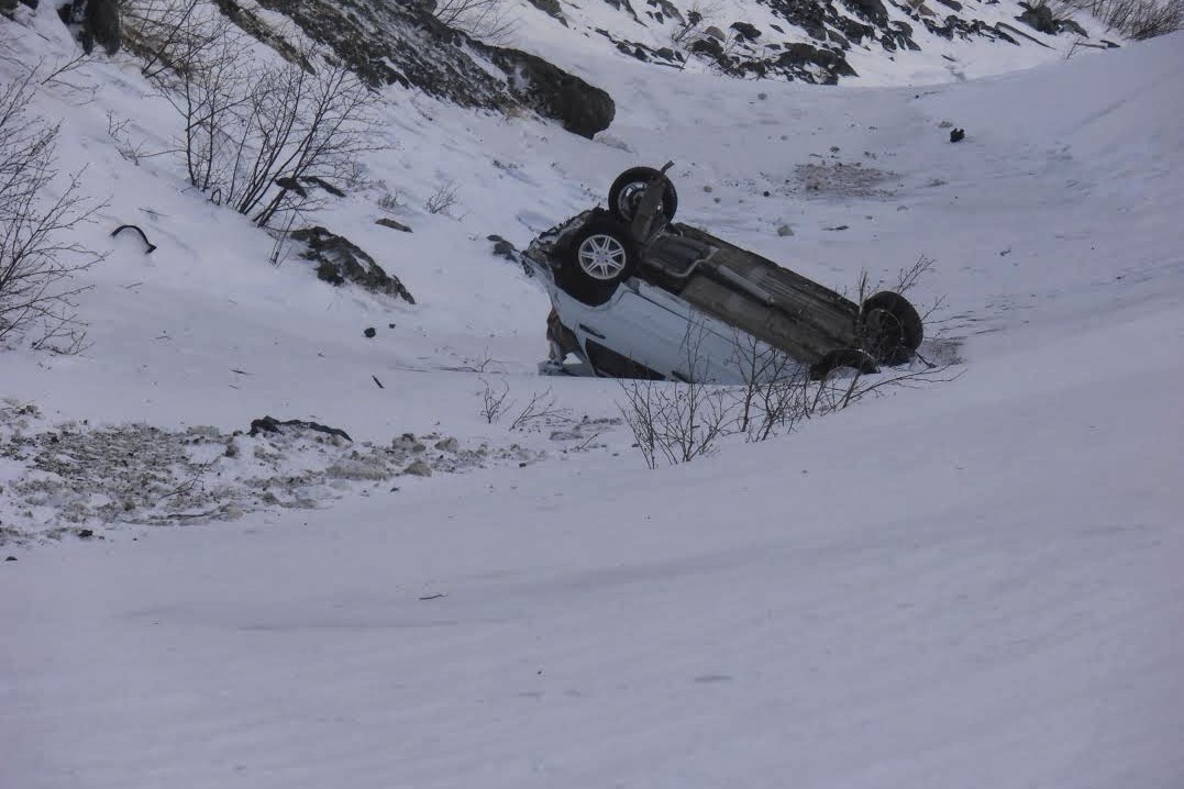Лавина в Красноярском крае сбросила автомобиль с обрыва
