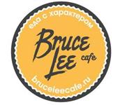 Официант Bruce Lee Cafe