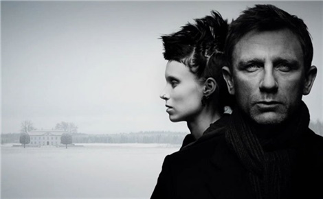 Девушка с татуировкой дракона