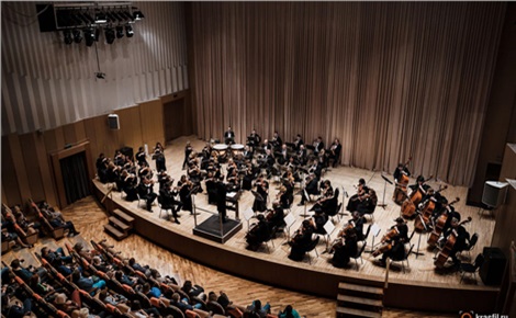 Юные музыканты с оркестром