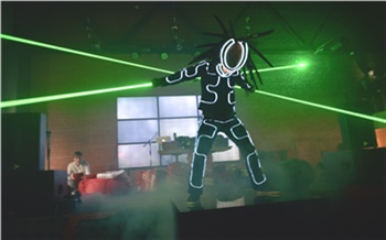 Фоторепортаж: Танцы в лазерном дыму