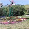 Жители правобережья Красноярска украшают дворы клумбами и фигурами зверей