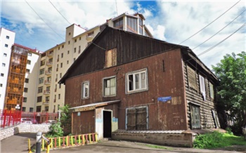 «А джакузи у нас за сараем»: как живут в бараках в центре Красноярска