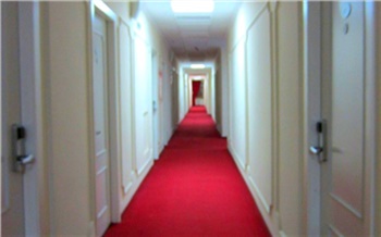 «Хихикающий охранник и пустые этажи»: как мы проверяли гостиницы Красноярска