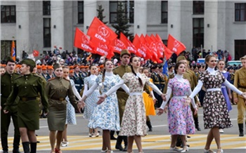 «На портретах нет имён — их помнит каждый»: День Победы в Красноярске