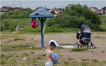 «Тут искупаюсь — дома отмоюсь»: как красноярцы спасаются от жары на запретных пляжах
