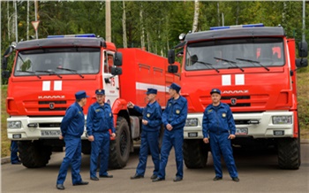 «Чтобы своевременно и качественно работать»: пожарным и спасателям края вручили спецтехнику на 100 миллионов рублей