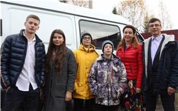 «Мы просто показали свою жизнь»: как семья года из Сосновоборска получила от губернатора микроавтобус