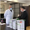 Юрий Швыткин передал новогодние подарки в 20 больницу Красноярска
