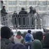 На митинге красноярец бросил бутылку и снег в полковника: задержали и вменяют нападение (видео)