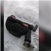«Нога сломана, всё болтается»: в Красноярске парень во время митинга спрыгнул с парапета БКЗ и сломал ногу (видео)