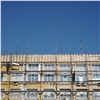 «На наших глазах уничтожается архитектура»: здание Росгвардии в центре Красноярска зашили безликим фасадом, а вокруг спилили ели