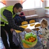 Волонтеры СУЭК угостили апельсинами пациентов и врачей детской поликлиники города Бородино