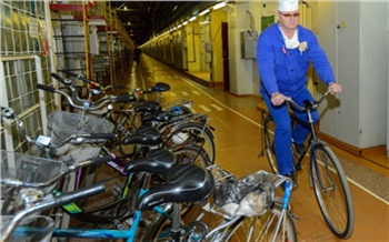«Каждого работника не раз выручал двухколесный друг»: зачем нужны велосипеды на ЭХЗ в Зеленогорске?