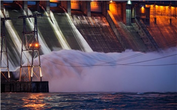 «Спасаем город от более серьезных последствий»: на Красноярской ГЭС открыли четыре затвора для сброса воды