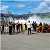 «Мощь подчинённой водной стихии вдохновляет»: Сибирский юношеский оркестр выступил на фоне водосброса Красноярской ГЭС (видео) 