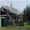 «Часть дома сгорела, вторая — залита»: в Енисейске в пожаре погиб пожилой мужчина