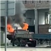 В центре Красноярска рядом со стройкой сгорел КамАЗ (видео)