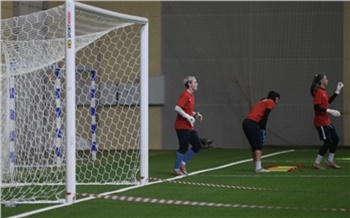 «Быстрее бегается и не так страшно падать»: как футболисты красноярского «Енисея» тренируются на новом поле