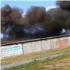 В Ачинске горит крыша склада с бытовой химией и продуктами. Есть угроза распространения на магазин (видео)