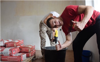 «Если каждый будет делать хоть понемногу, мир станет лучше»: как волонтеры делают ремонт в красноярском центре социальной помощи 