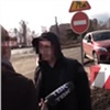 «Кто тебе дал право снимать?»: в Красноярске пара на Mercedes напала на съемочную группу (видео)