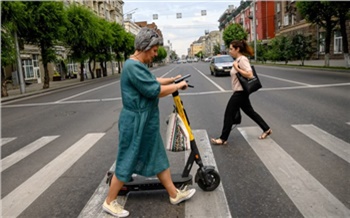 «Тротуар — для пешеходов?»: за что красноярцы этим летом ругали и хвалили электросамокаты