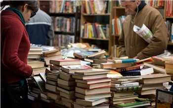 «Однажды книжный спутали с наркологией»: как на 30 тысяч живет красноярский книготорговец 