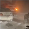 Во время «черной пурги» в Норильске произошла массовая авария и сорвало крышу с дома (видео)