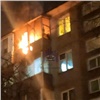 В Северо-Западном микрорайоне Красноярска загорелся балкон пятиэтажки: спасатели эвакуировали из дома 50 человек (видео)