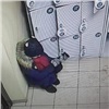 В Красноярске эвакуированный из школы ребенок не смог попасть домой и плакал в магазине